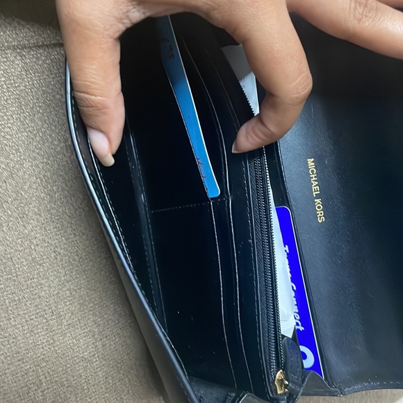 Michael Kors Sutton Wallet - Picture 7 of 11